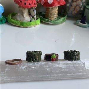 Brown and green random ring set